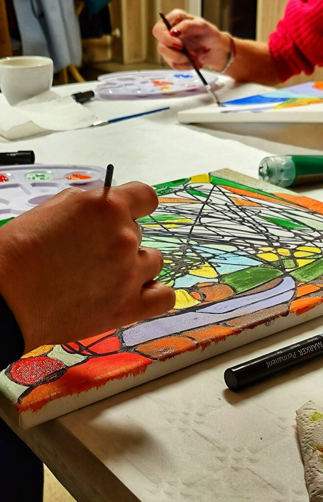 Uczestniczki warsztatów neurografiki w Toruniu podczas rysowania intuicyjnego