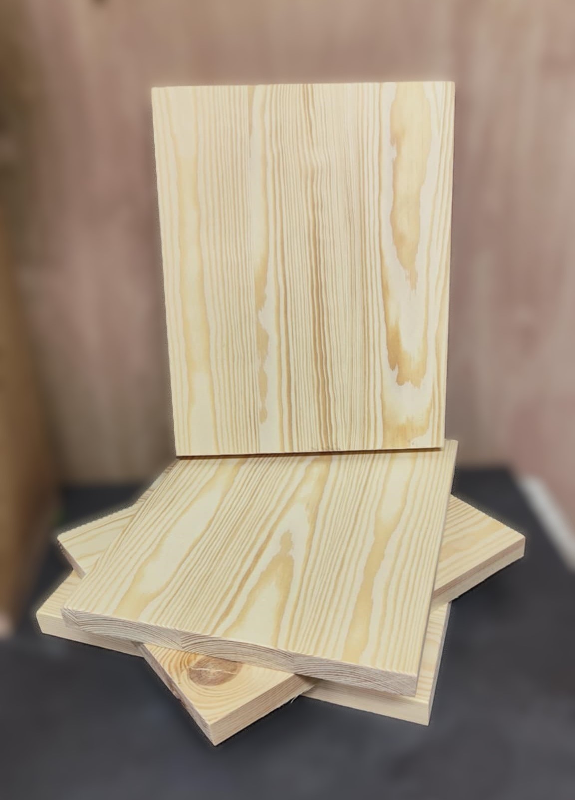 Jasna deska sosnowa do string artu z widocznymi słojami
