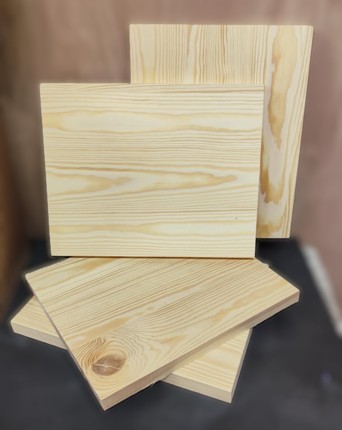 Jasna deska sosnowa do string artu z widocznymi słojami