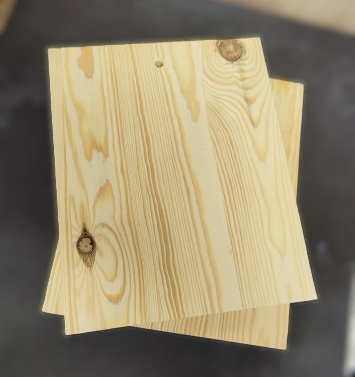 Jasna deska sosnowa do string artu z widocznymi słojami