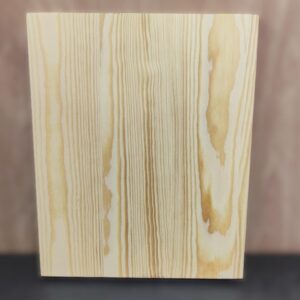 Jasna deska sosnowa do string artu z widocznymi słojami