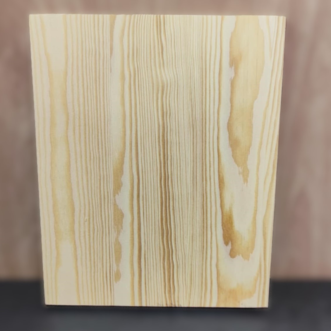 Jasna deska sosnowa do string artu z widocznymi słojami