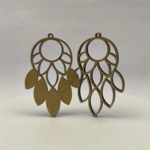 Drewniana baza do kolczyków w kształcie łapacza snów, ażurowy wzór w stylu boho.