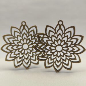 Drewniana baza do kolczyków w kształcie misternej rozety, ażurowy wzór mandali.