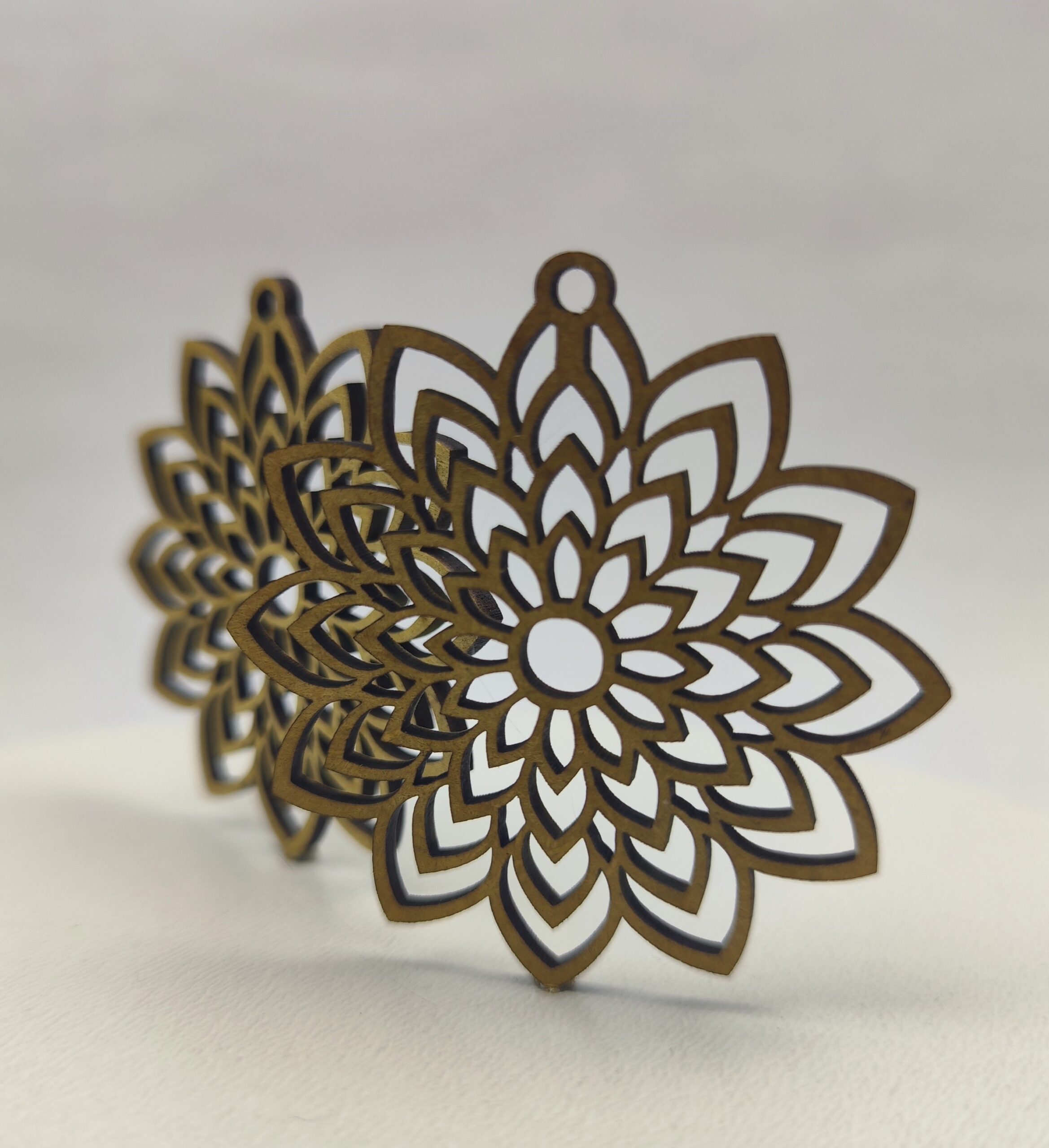 Drewniana baza do kolczyków w kształcie misternej rozety, ażurowy wzór mandali.