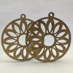 Drewniana baza do kolczyków w kształcie okrągłej rozety lub mandali, ażurowy wzór.