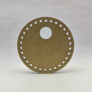 Drewniana baza do wisiora w kształcie koła z otworami do przewlekania włóczki.