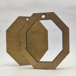 Drewniana baza do wisiora w kształcie wydłużonego oktagonu - pełna i ażurowa ramka