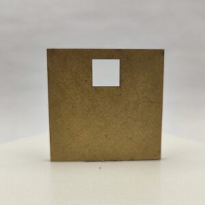Drewniana baza do wisiora w kształcie kwadratu z małym otworem, gotowa do malowania