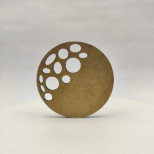 Drewniana baza do wisiora w kształcie koła z asymetrycznymi otworami, gotowa do malowania