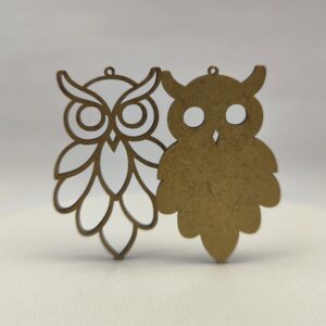 Dwie drewniane bazy do kolczyków w kształcie sowy - ażurowa i pełna, gotowe do pomalowania.