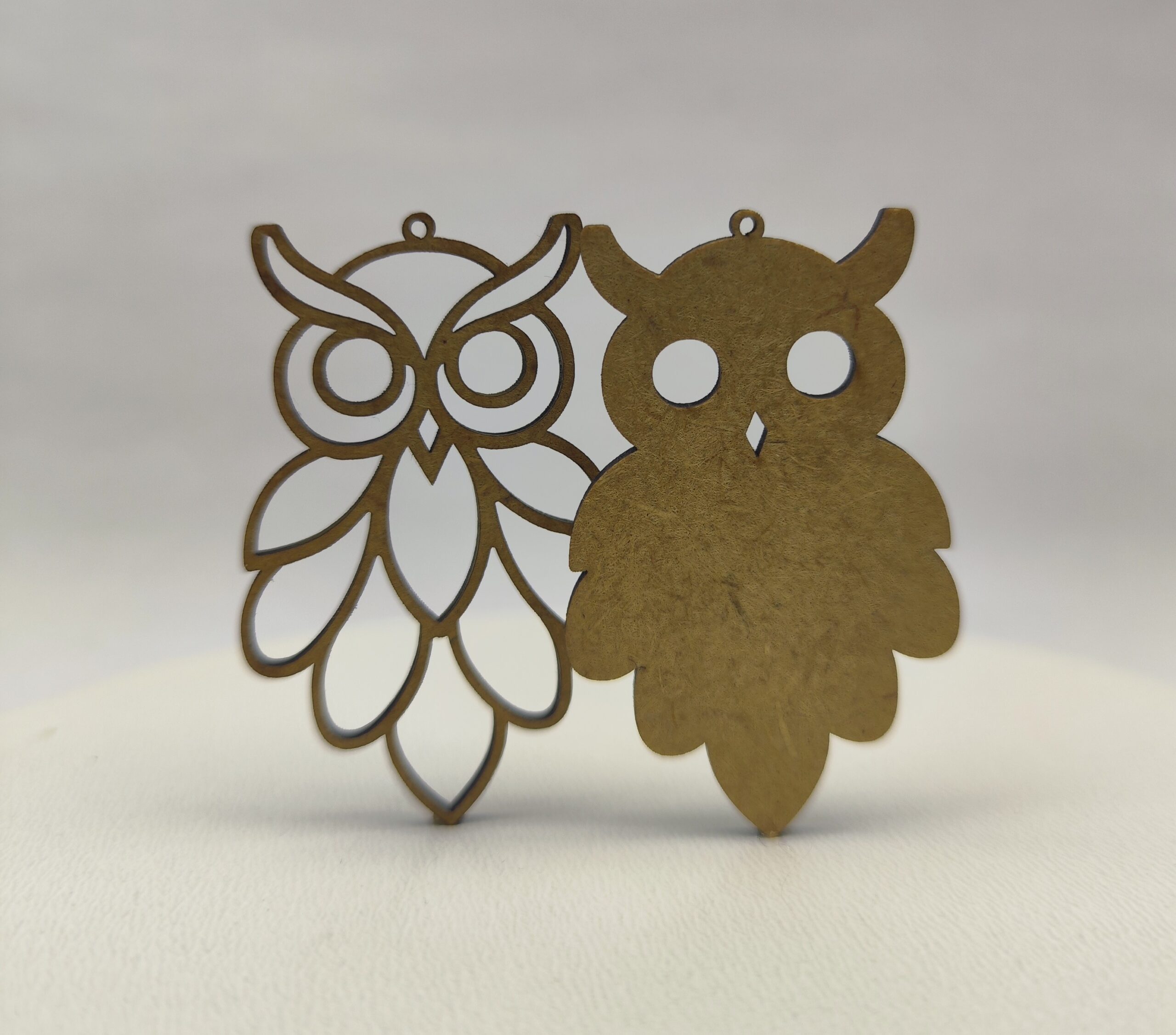 Dwie drewniane bazy do kolczyków w kształcie sowy - ażurowa i pełna, gotowe do pomalowania.