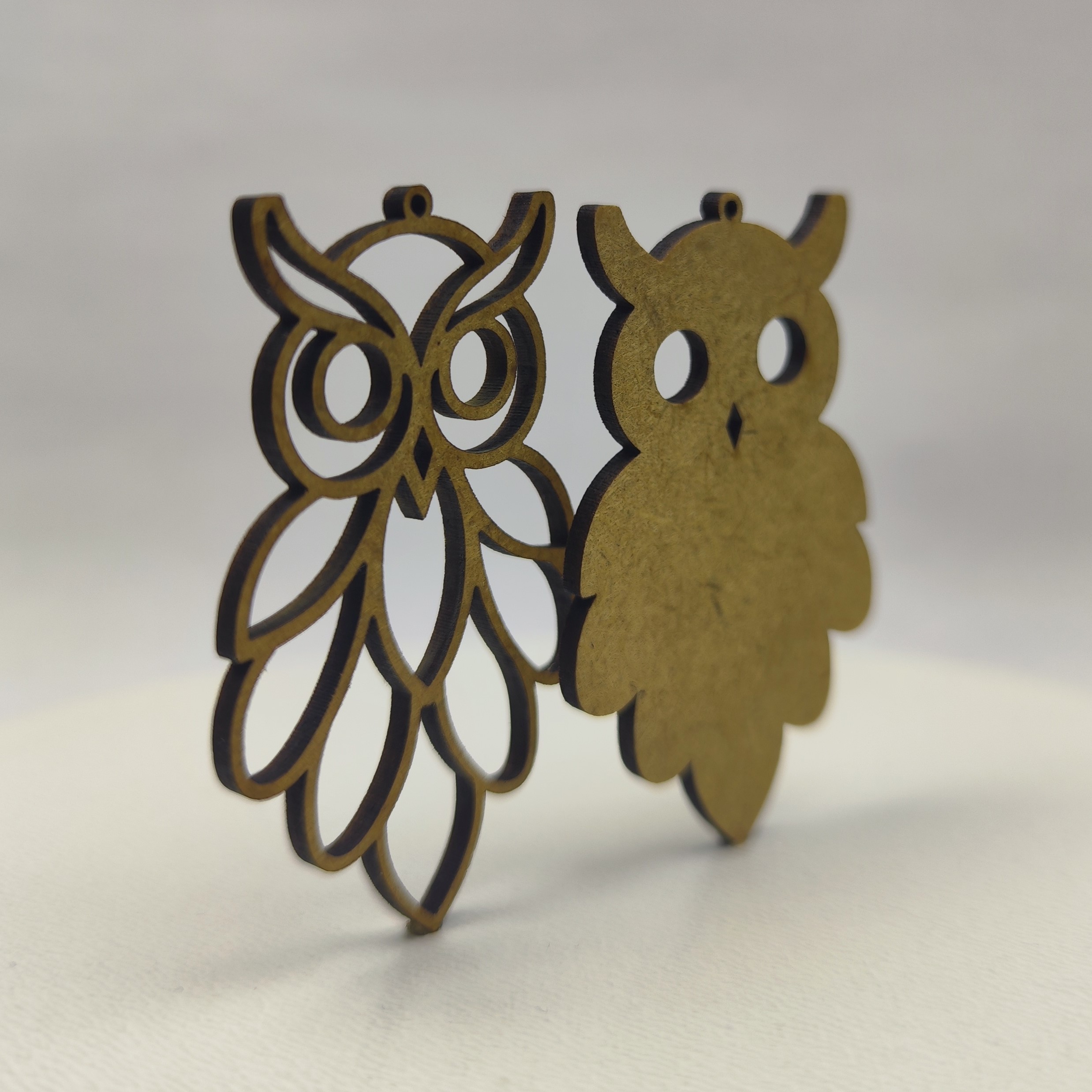 Dwie drewniane bazy do kolczyków w kształcie sowy - ażurowa i pełna, gotowe do pomalowania.