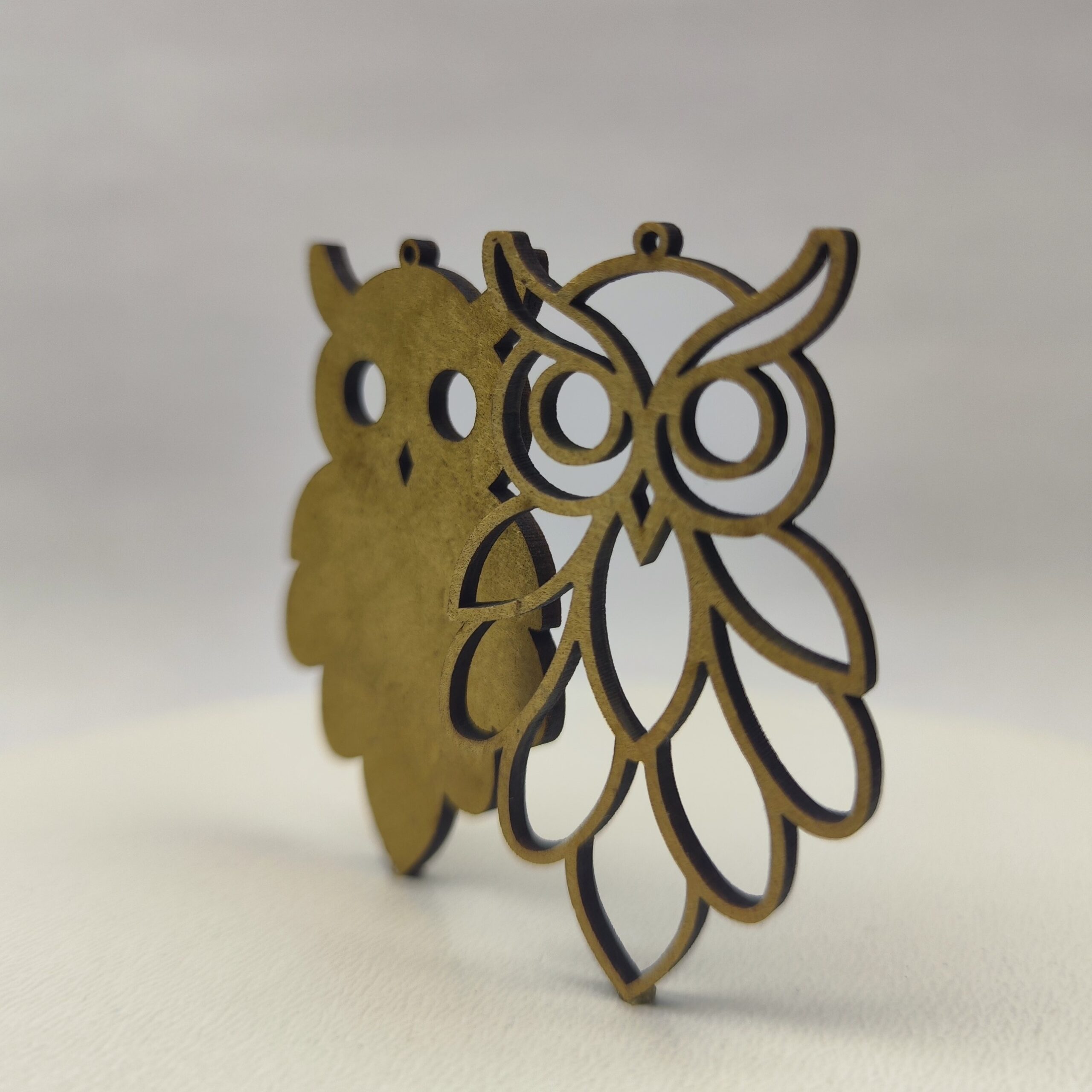 Dwie drewniane bazy do kolczyków w kształcie sowy - ażurowa i pełna, gotowe do pomalowania.