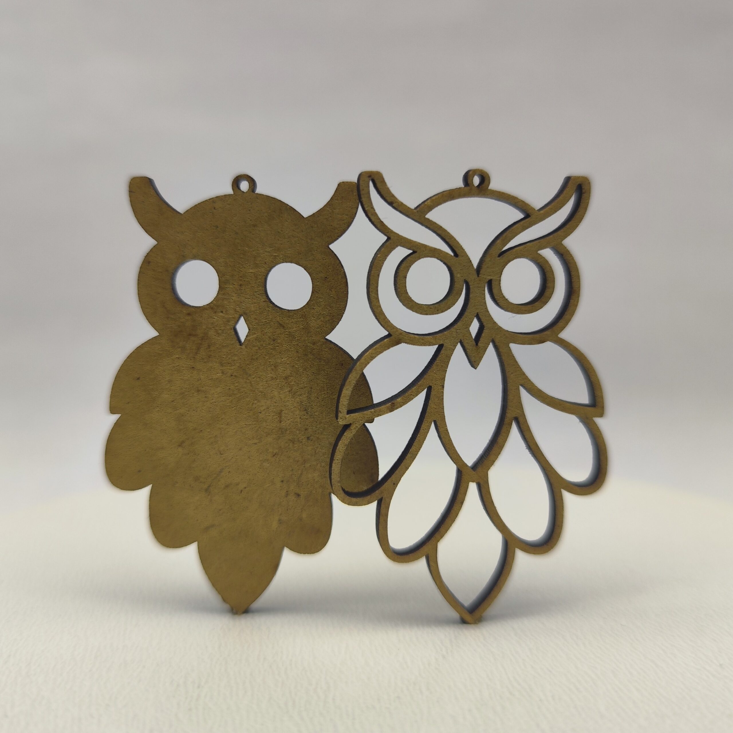 Dwie drewniane bazy do kolczyków w kształcie sowy - ażurowa i pełna, gotowe do pomalowania.