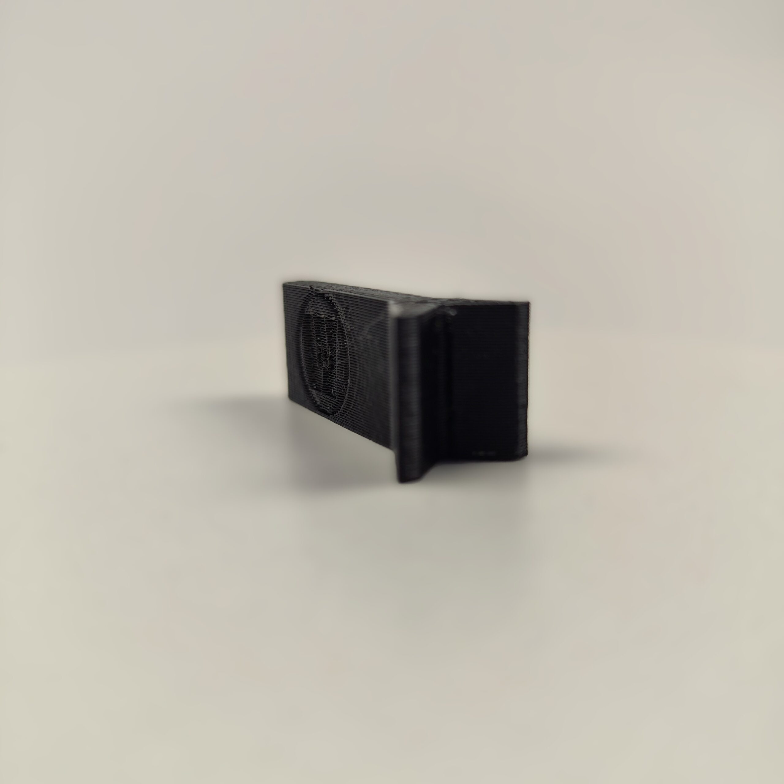 Magnetyczny uchwyt do gwoździ wykonany w technologii druku 3D z czarnego tworzywa, ułatwiający precyzyjne wbicie gwoździa bez narażania palców. Akcesorium ma formę płaskiego elementu z widocznym okrągłym zagłębieniem na magnes i szczeliną stabilizującą gwóźdź