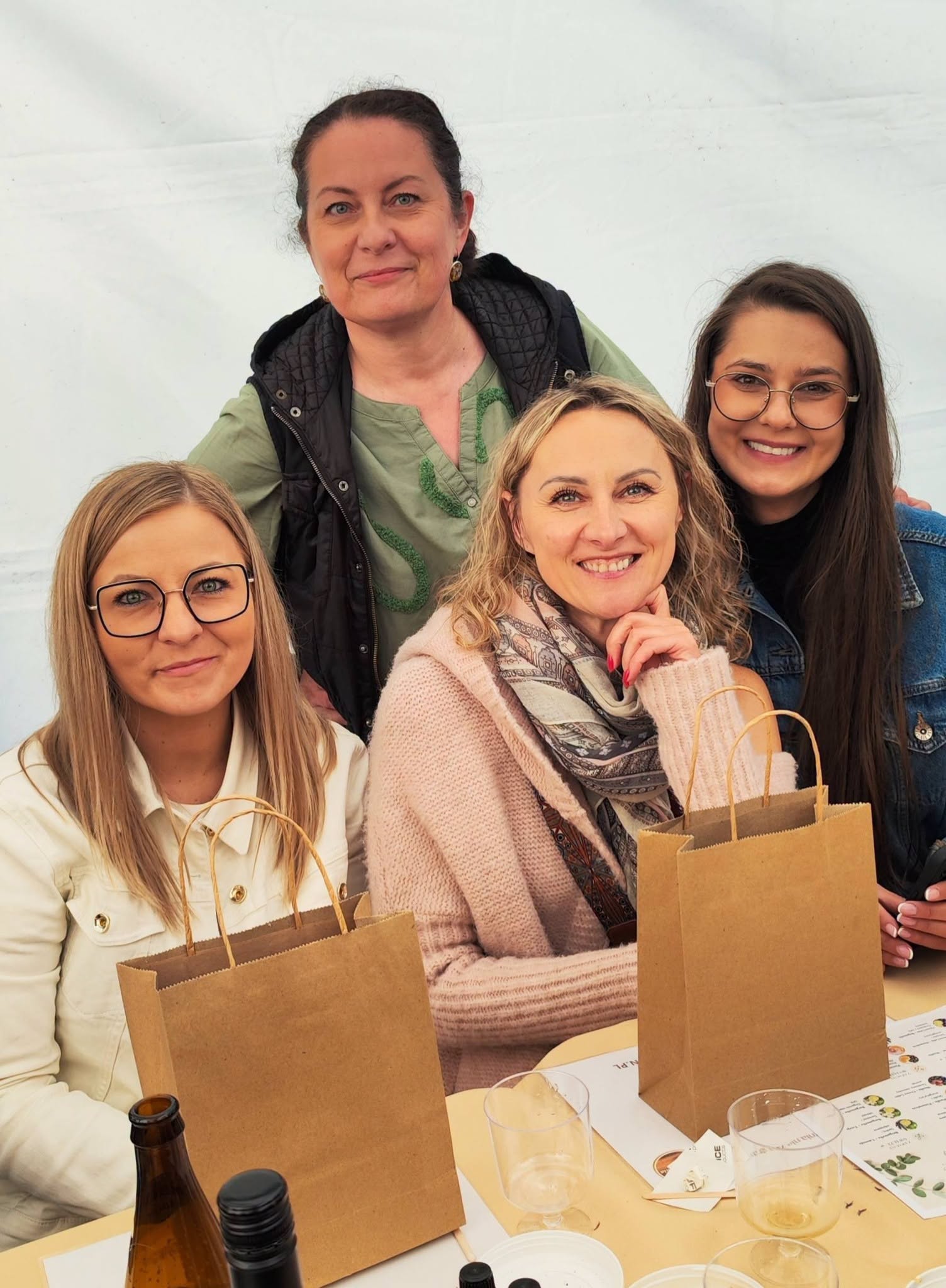 Pamiątkowe zdjęcie uczestników wydarzenia w Arche Cukrownia Żnin