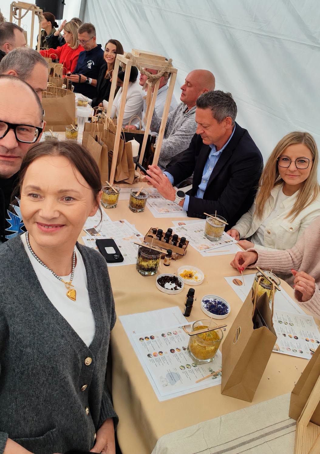Wspólna praca przy stole podczas warsztatów świec sojowych w Żninie