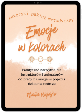 Okładka ebooka „Emocje w kolorach” na ekranie tabletu, z napisem „Autorski pakiet metodyczny – praktyczne narzędzie dla instruktorów i animatorów do pracy z emocjami poprzez działania twórcze” oraz imieniem autorki Moniki Wojdyło