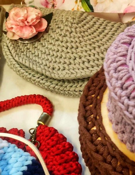 Ręcznie robione torebki z grubego sznurka bawełnianego, splot makramy, kolory szary, bordowy i fioletowy, dodatki boho z kwiatami